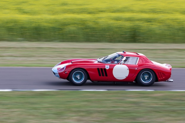 GOODWOOD, WEST SUSSEX/UK - 14 SEPTEMBRE : Vintage Racing à Goodwood le 14 septembre 2012. Une personne non identifiée