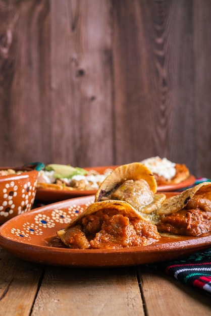 Photo gorditas de chicharron dans la sauce verte et la sauce rouge nourriture mexicaine