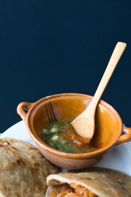 Gorditas de migajas mexicaines avec couennes de porc et piment