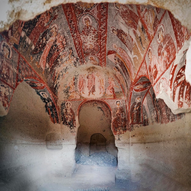 Göreme, Turquie. Fresques de l'ancienne Église citerne troglodytique (Sarnic Kilise), datée du XIe siècle. Situé dans la vallée de Zemi près de Göreme, en Cappadoce. lettrage grec