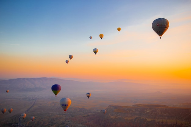 Göreme turquie septembre montgolfières lumineuses dans le ciel de la cappadoce turquie