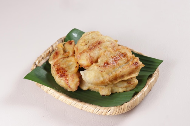 Photo gorengan ou pisang goreng est un beignet de banane ou une banane frite servi dans une assiette