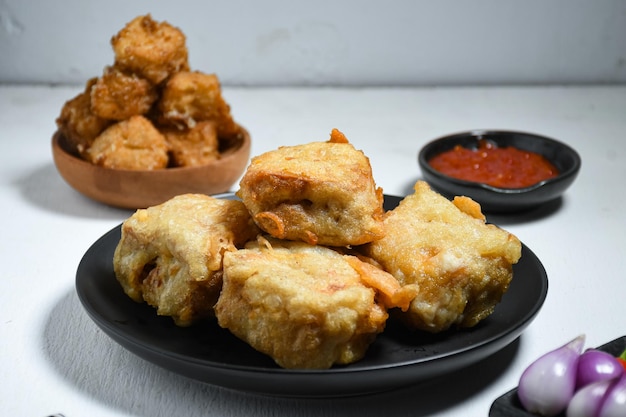 Gorengan ou tofu frit est un type d'aliments frits à base de tofu et remplis de germes de soja