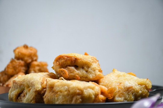 Gorengan ou tofu frit est un type d'aliments frits à base de tofu et remplis de germes de soja