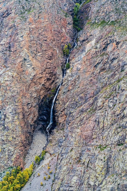 Gorge Chulyshman, cascade sur la rivière Karasu. Altaï, Russie