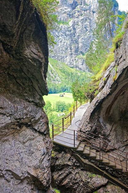 Gorge avec escaliers dans les chutes de Trummelbach, cascade dans la montagne dans la vallée de Lauterbrunnen, district d'Interlaken, canton de Berne en Suisse.