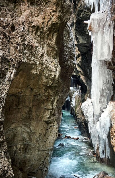 Gorge de Partnacklamm à Garmisch-Partenkirchen, en Allemagne avec de la glace suspendue au bord des falaises