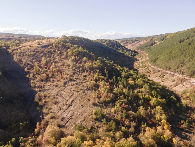 Photo gorge de la rivière nishava montagnes des balkans bulgarie