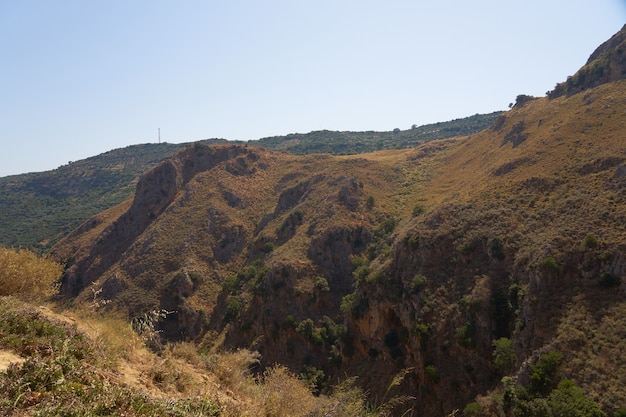 Gorge rocheuse dans les montagnes de Crète en Grèce.