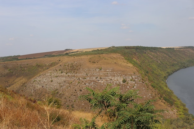 gorges contre le ciel bleu collines d'été