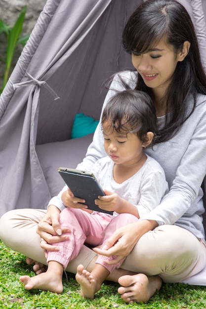 Gosse, mère, utilisation, tablette, jouer, maison, arrière-cour