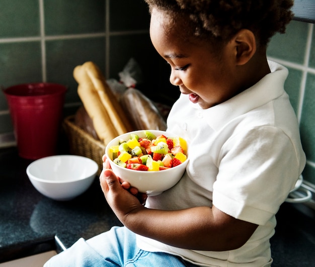 Photo gosse noir dans la cuisine