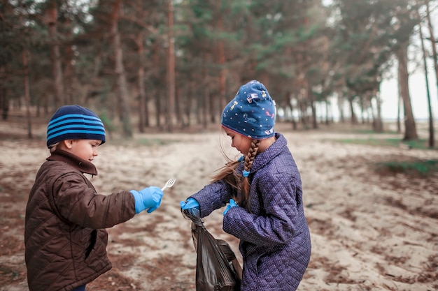 Gosses, à, leur, père, nettoyage, secteur, dans, forêt