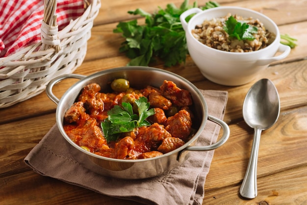 Goulache de boeuf à la sauce tomate avec olives et sarrasin bouilli