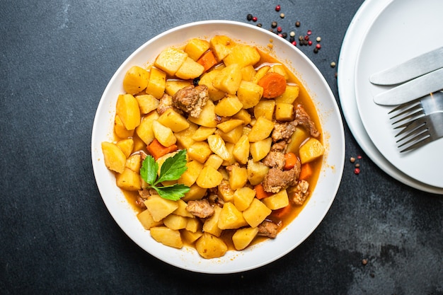 Goulasch Aux Pommes De Terre Et à La Viande Cuit De Légumes Et De Porc