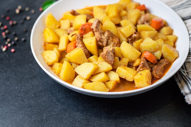 goulasch aux pommes de terre et à la viande cuit de légumes et de porc