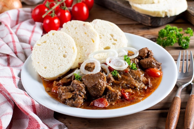 Goulasch de boeuf et boulettes knedliky sur table de République tchèque