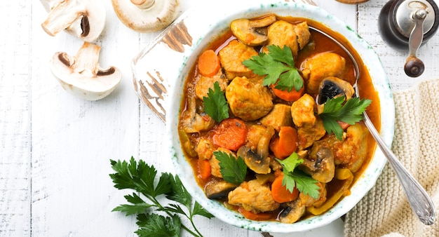 Goulasch de boeuf. Ragoût de viande aux légumes et champignons au vin rouge, plat traditionnel de la cuisine française. Vue de dessus avec espace de copie.