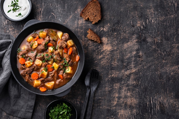 Le goulash délicieux est prêt pour le dîner.