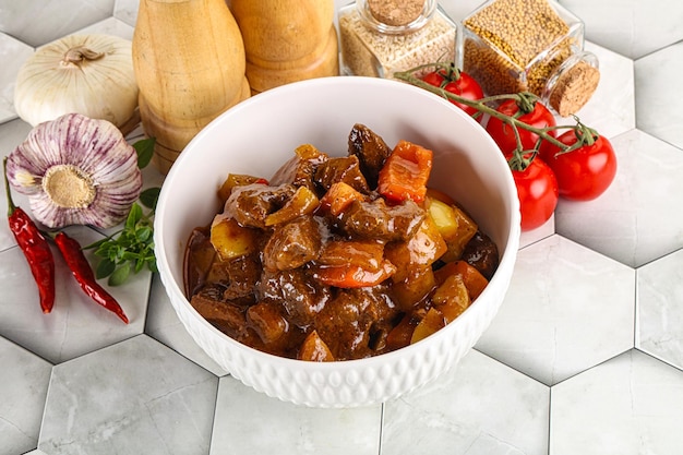 Goulash hongrois au bœuf fait maison avec pommes de terre