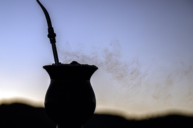 Gourde Chimarrao au coucher du soleil infusion de yerba mate servi par les froides journées d'hiver boisson symbole tradition gaucha du Rio Grande do Sul Brésil