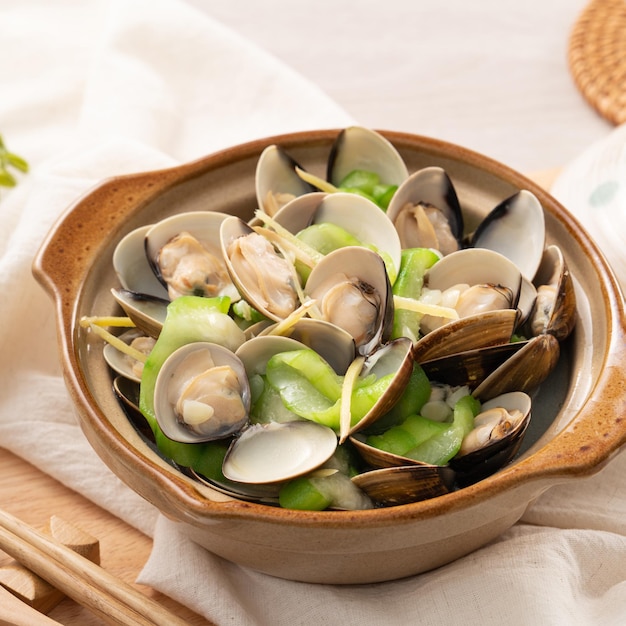 Gourde de luffa frite avec de la nourriture locale maison taïwanaise Clam