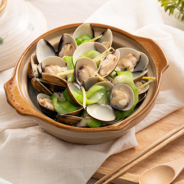 Gourde de luffa frite avec de la nourriture locale maison taïwanaise Clam