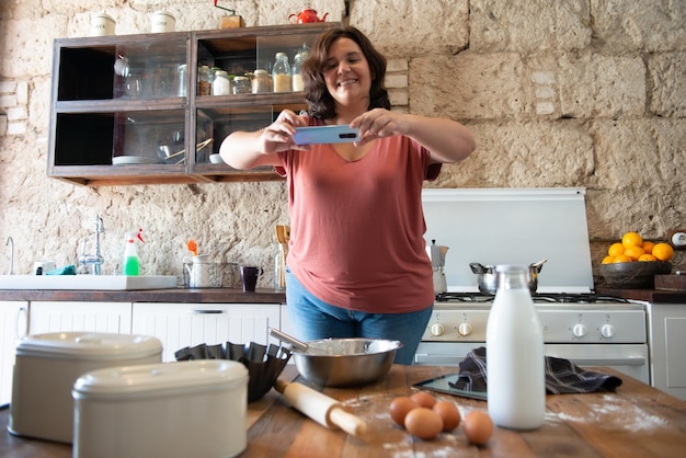 Une gourmande bien roulée photographie ce qu'elle a cuisiné pour le télécharger sur les réseaux sociaux