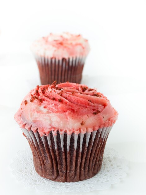 Gourmet cupcake welveet rouge sur fond blanc.