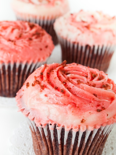 Gourmet cupcake welveet rouge sur fond blanc.
