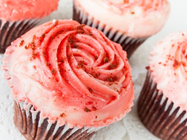 Gourmet cupcake welveet rouge sur fond blanc.