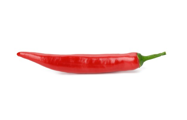 Gousse entière de piment rouge mûr isolé sur une surface blanche. Épice chaude, gros plan