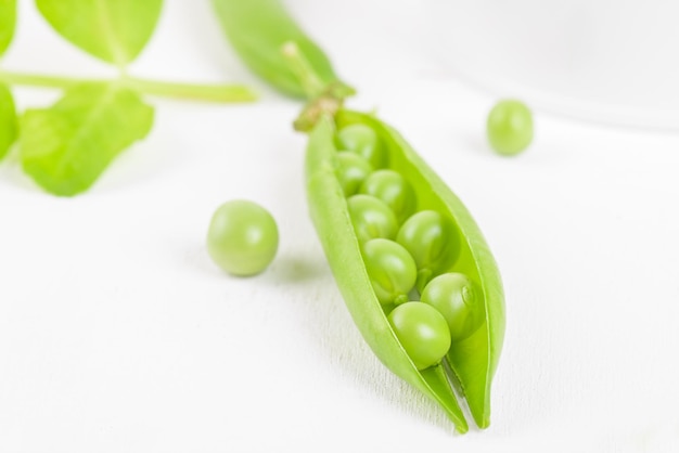 Gousse de pois verts crus biologiques frais ouverts sur fond blanc Alimentation saine Protéines de haricots sains au-dessus