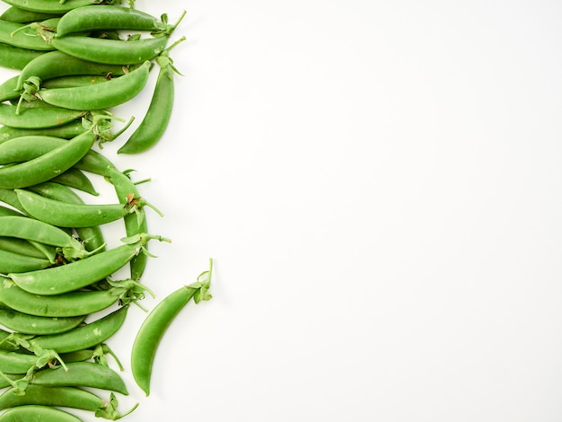 Gousse de pois verts sur fond blanc