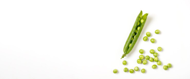 Gousse de pois verts frais avec des haricots isolé sur fond blanc