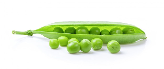 Gousse de pois verts frais avec des haricots sur le mur blanc