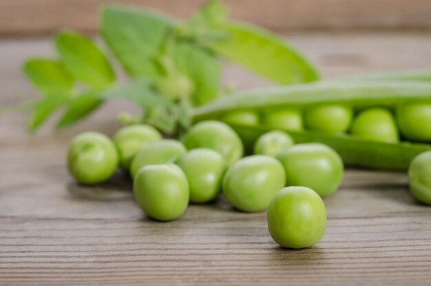 Photo gousse de pois verts sur la table en bois