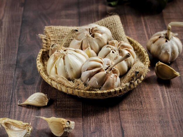 Gousses d&#39;ail et ampoule dans un bol en bois vintage.