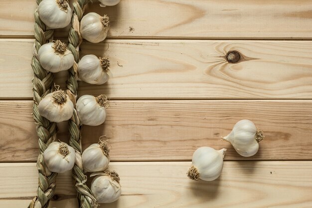 Gousses d&#39;ail et ampoule sur une surface en bois.