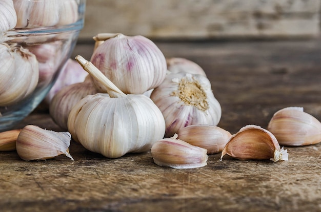 Gousses d&#39;ail et bulbe d&#39;ail sur une vieille table