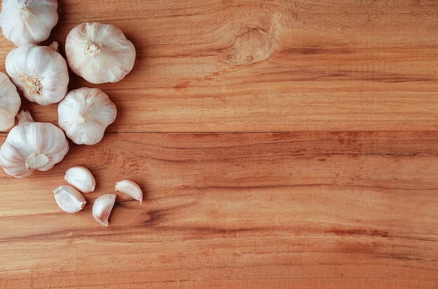 Photo gousses d'ail et bulbe sur la table en bois