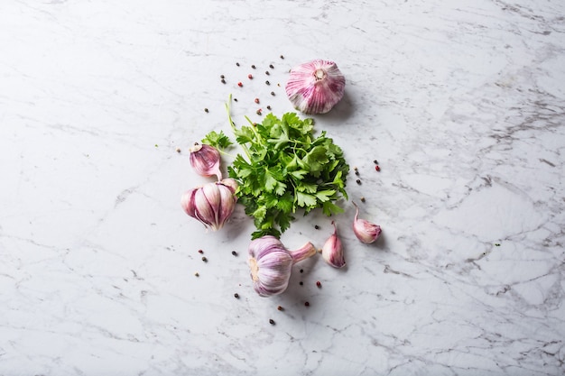 Gousses d'ail et bulbes avec des herbes de persil sel et poivre.