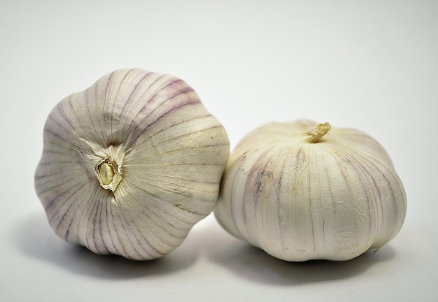 Gousses d'ail sur un légume de surface blanche