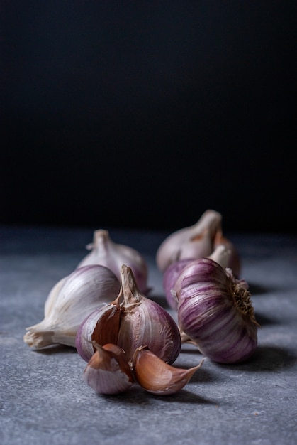 Gousses et bulbe d'ail naturel biologique sur fond sombre