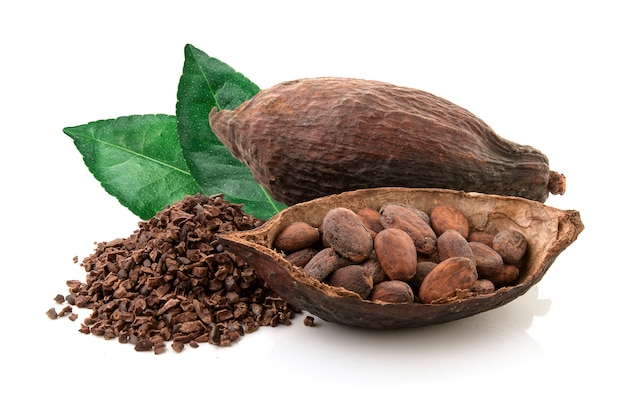 Photo gousses de cacao et fèves de cacao et poudre de cacao avec des feuilles isolées sur fond blanc