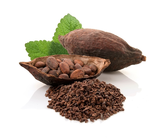 Gousses de cacao et fèves de cacao et poudre de cacao avec des feuilles isolées sur fond blanc