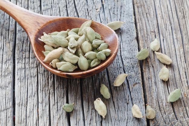 Gousses de cardamome bio crues prêtes à l'emploi