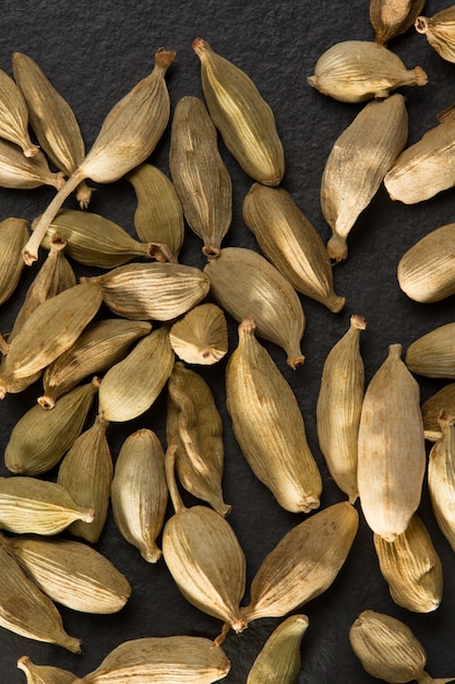 gousses de cardamome sur fond noir