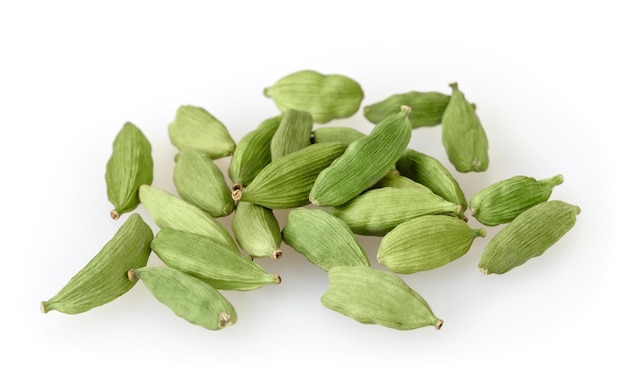 Gousses de cardamome verte isolé sur fond blanc