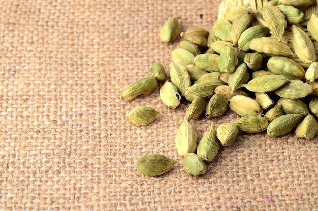 Gousses de cardamome verte sur un tissu de sac